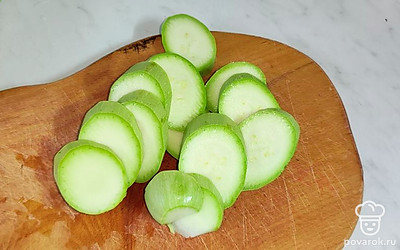Кабачки нарежьте колечками.