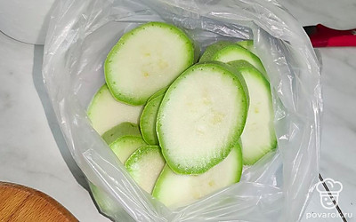 Сложите овощные кружки в пакет, добавьте соль и муку. Аккуратно завяжите пакет и встряхните. Трясите до тех пор, пока на каждый кусочек не налипнет мука.