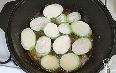 На разогретом растительном масле обжарьте кабачки с 2 сторон, до золотистой корочки.