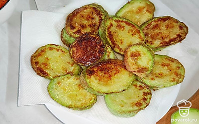 Выкладывайте на салфетку на пару минут, чтобы впиталось лишнее масло.