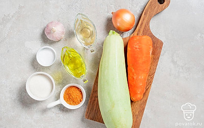 Помойте и почистите кабачок, лук и морковь. Ополосните петрушку. Простерилизуйте банки для хранения заготовки.