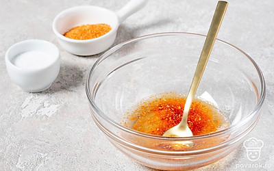 Смешайте в маленькой миске растительное масло, уксус, соль, сахар и специи. Тщательно перемешайте маринад.