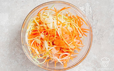 Натрите кабачок и морковку на корейской терке. Нарежьте репчатый лук тонкими полукольцами. Пропустите чеснок через пресс. Смешайте в миске все овощи с маринадом, оставьте на 3 часа под крышкой.