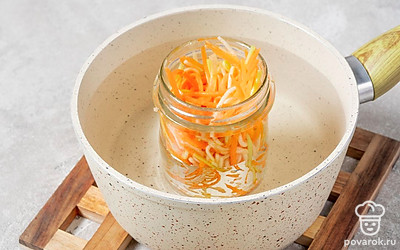 Разложите заготовку по банкам, оставляя 1 см от верха. Поставьте в широкую кастрюлю, залейте теплой водой до «плечиков» банки. Доведите на среднем огне до кипения, стерилизуйте 15 минут на медленном огне.