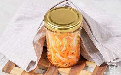 Аккуратно извлеките банки из кастрюли, плотно закройте крышками. Укутайте их в одеяло и оставьте до полного остывания.