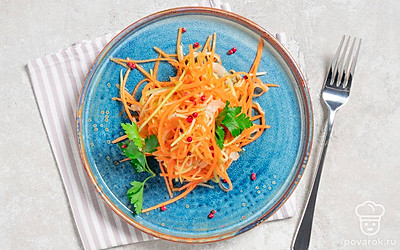 Подавайте кабачки по-корейски, украсив порцию веточкой петрушки.