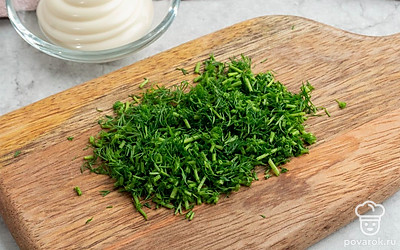 Мелко нарежьте свежий укроп.