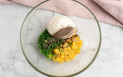 Вареные яйца очистите от скорлупы, разрежьте пополам и извлеките желтки. Натрите их на мелкой терке. В подходящую емкость выложите желтки, майонез и измельченный укроп. Посолите и поперчите на свой вкус, смешайте до однородности.