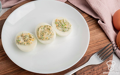 Яйца фаршированные укропом и майонезом выложите на тарелку и украсьте на свой вкус. Приятного аппетита!