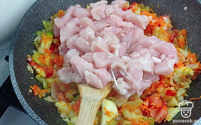 Куриное филе нарезать кубиками. Добавить мясо к овощам, протушить.