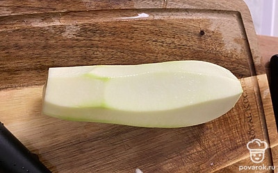 Кабачки очистить и помыть.