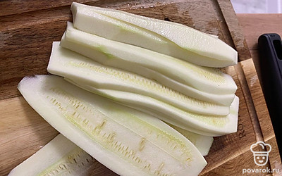 Нарезать на пластинки и посолить.