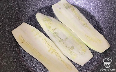 Разогреть духовку, налить масло и выложить нарезанные овощи.