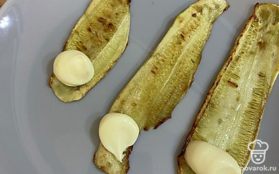 Выложить майонез и закрутить овощи в рулет.