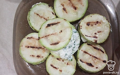 Смажьте кружочки кабачков соусом.