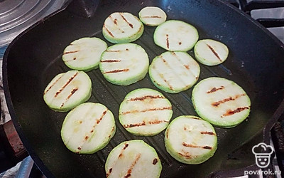 На грильной сковороде обжарьте кабачки, предварительно их нарезав на кружочки и посолив.
