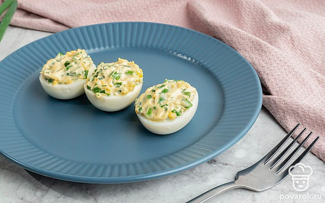 Яйца, фаршированные зеленым луком, чесноком и желтком — Рецепт с фото