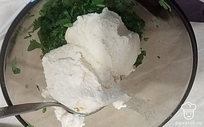 Для соуса смешайте сметану, чеснок измельченный и соль.