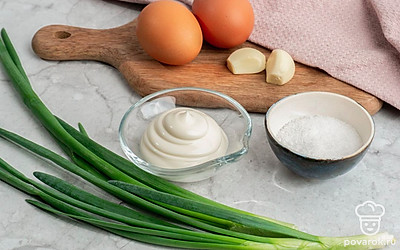 Подготовьте все ингредиенты. Заранее отварите яйца, очистите чеснок и промойте зеленый лук.
