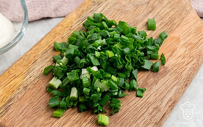 Мелко нарежьте зеленый лук.