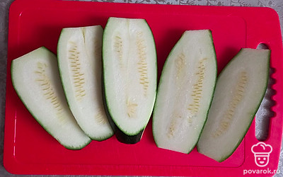 Кабачок нарежьте одинаковыми по толщине пластами. 