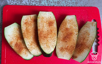 Замаринуйте солью и перцем по вкусу. 