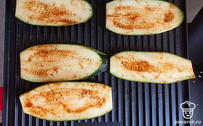 Выложите на гриль и закройте.
