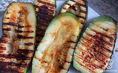Кабачки на гриле готовы! Подавайте к столу с мясом или рыбой. Приятного аппетита!