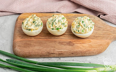 Полученную смесь выложите в готовые половинки яичного белка.