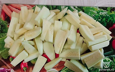 Почистим кабачки и нарежем их соломкой.