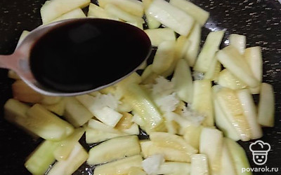 Пропустим чеснок через пресс. Кабачки поставим обжариваться, доведем до полуготовности и добавим соевый соус. Далее обжарим еще примерно 5 минут и снимаем с огня. Украшаем зеленью.