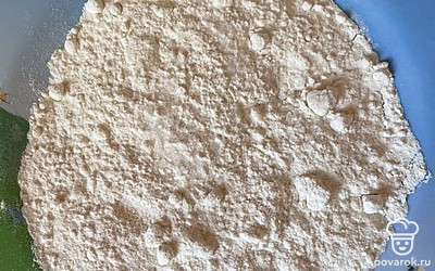 Муку смешиваем с солью.