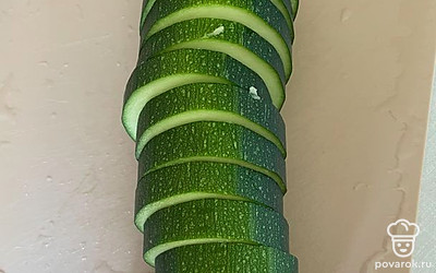 Кабачок моем и нарезаем кружочками.