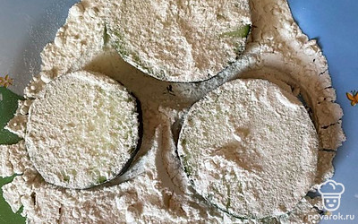 Обваливаем в муке кабачки.