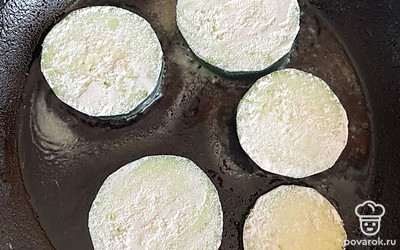 На разогретую сковороду с маслом кладем кабачки. Жарим на среднем огне до румянца с одной стороны.