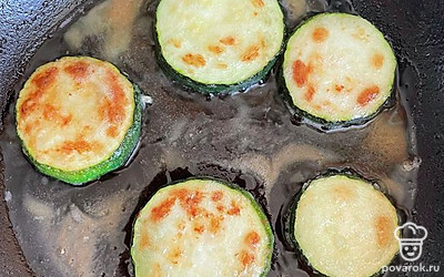 Затем переворачиваем и жарим с другой стороны.