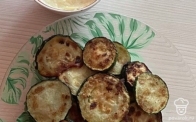 Подаем на общий стол с соусом из чеснока и майонеза.