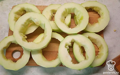 Кабачки очистить от кожи и вырезать сердцевины с семечками. 

