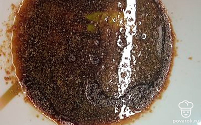 Смешать 50 млиллилитров соевого соуса с растительным маслом и сушеным чесноком. 