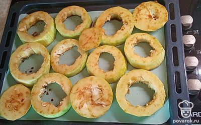 Обмакнуть каждый кругляш кабачка в смесь с обеих сторон. Выложить на противень. 