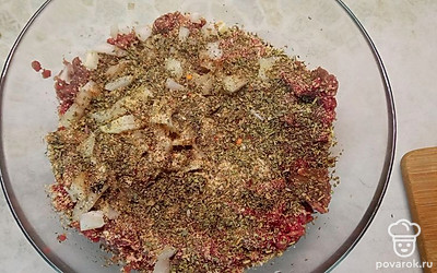 Охлажденный фарш смешать с нарезанным на средние кусочки луком, остатками специй и соевого соуса. 