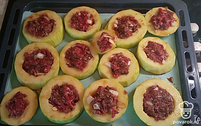 Выложить готовый фарш внутрь кабачков. Края кабачков без семечек, в них центр можно не вырезать, а просто положить фарш сверху. 