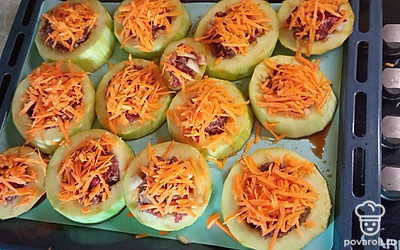 Почистить и натереть на крупной терке морковку и уложить на фарш. 