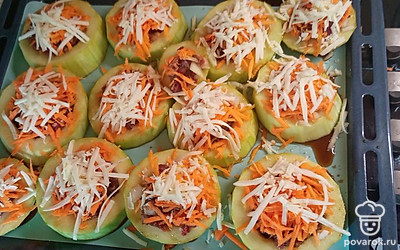 Моцареллу натереть на крупной терке и разложить поверх моркови. Отправить запекать на 35 минут при 200 градусах. 