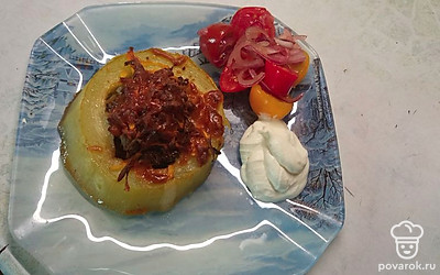 Подавать блюдо можно порционно, со сметанно чесночным соусом, легким салатом из черри и красного лука, с заправкой из соевого соуса, лимонного сока и ароматного масла. Приятного аппетита!