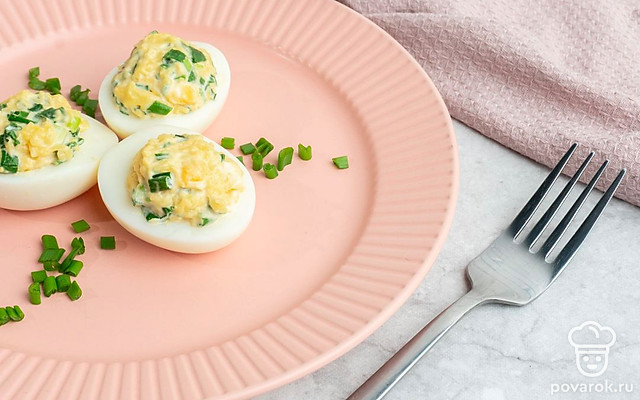Яйца, фаршированные зеленым луком, сыром и желтком — Рецепт с фото