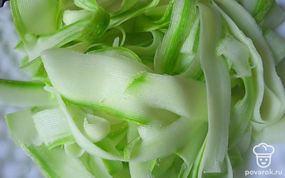 Кабачок нарежьте овощечисткой.