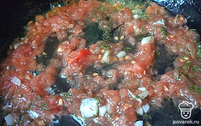 Помидор и чеснок измельчите. Прогрейте на сковороде пару минут.