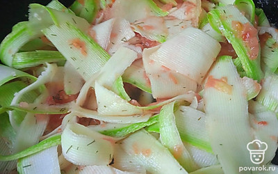 Добавьте лапшу из кабачка, сушеный укроп. Перемешайте. Тушите минут пять на среднем огне.