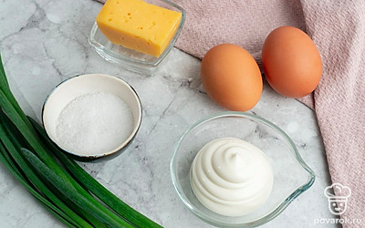 Подготовьте все ингредиенты. Заранее отварите яйца и промойте зеленый лук.